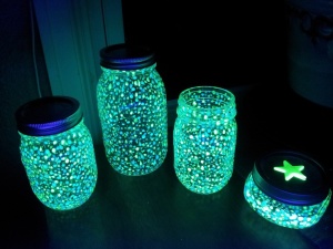 DIY-Fairy-Glow-Jars-ulle-Jar-Glow-Sticks-Group